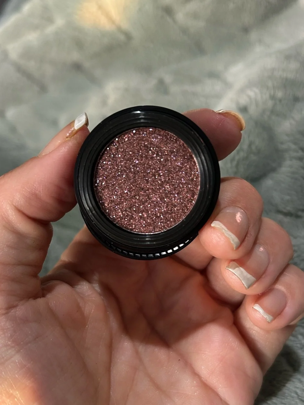 ISH Shimmy Shadow Eyeshadow -LOVE SPELL  (Black Packaging)